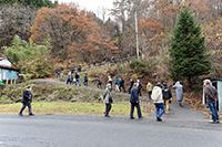 途中にある
秋法隧道への坂道