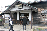 道路をはさんで建つ
旧若柳駅へ