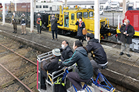 となりからはレールバイクで
列車に挑む人たちも