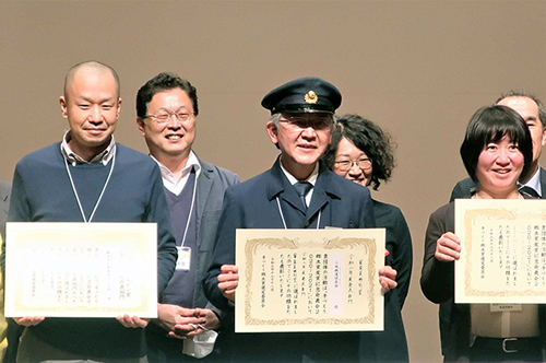 「手づくり郷土賞受賞記念発表会」にて審査員特別賞を受賞。
　前列中央が誇らしげな表情の千葉会長！ 