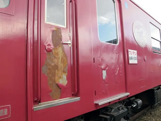 経年劣化で塗装が剥がれてしまった動態保存車両のKD951、953。日本昭和の車保存会が所有する栗鉄カラーボンネットバス