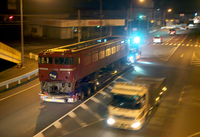 ２０１５年１２月９日　国道４号線を走るＥＦ８１ １３８号機