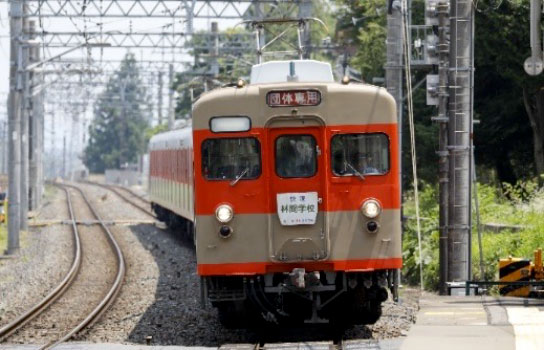 東武日光線の急こう配区間を力走する8111編成。
車内では林間学校らしく、東武における林間学校臨時列車の歴史、使用車両やダイヤの解説のほか、林間学校そのものの歴史についても学習し、大好評のイベントとなった