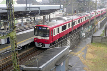 変電所から金沢八景駅