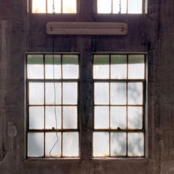 当時のままのガラス窓