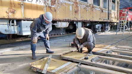 各ドアの修復も技術職員と保存会員の仕事です