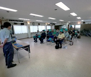 ＪＲ大宮総合車両センター職員から注意事項等の説明を聞く参加者