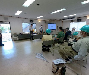 ＪＲ大宮総合車両センター職員から注意事項等の説明を聞く参加者ト