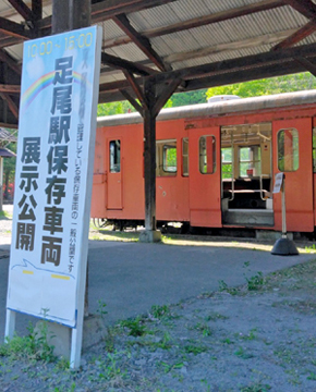 ▲室内灯と前照灯が点灯し、足尾駅で保存されているキハ３５－７０。近々、整備のためのクラウドファンディングを始めます。