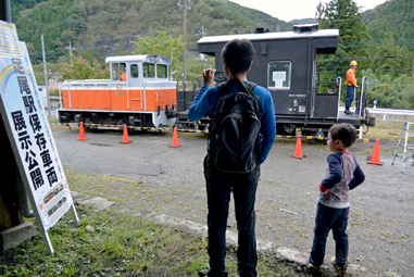 ▲室内灯と前照灯が点灯し、足尾駅で保存されているキハ３５－７０。近々、整備のためのクラウドファンディングを始めます。
