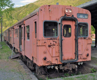 ▲室内灯と前照灯が点灯し、足尾駅で保存されているキハ３５－７０。近々、整備のためのクラウドファンディングを始めます。