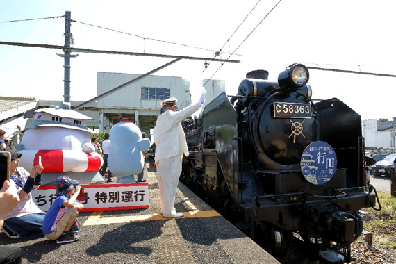 行田市駅ホームで行われたＳＬ日本遺産のまち行田号特別運行出発式