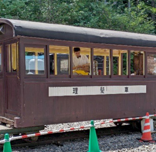 恒例となった理髪車での散髪体験は大変好評です。