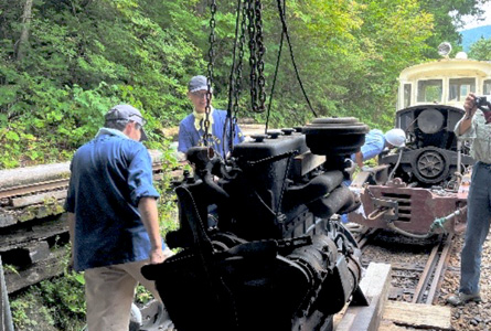 昨年に引き続き、森林鉄道Ｎｏ.８６の修繕作業のため、有志の方にご協力いただきエンジンをおろして点検を行いました。