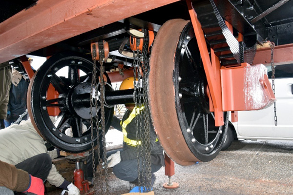 旧関西鉄道鉄製有蓋車復元中
台枠・下回り接合作業
２０２５年２月１１日