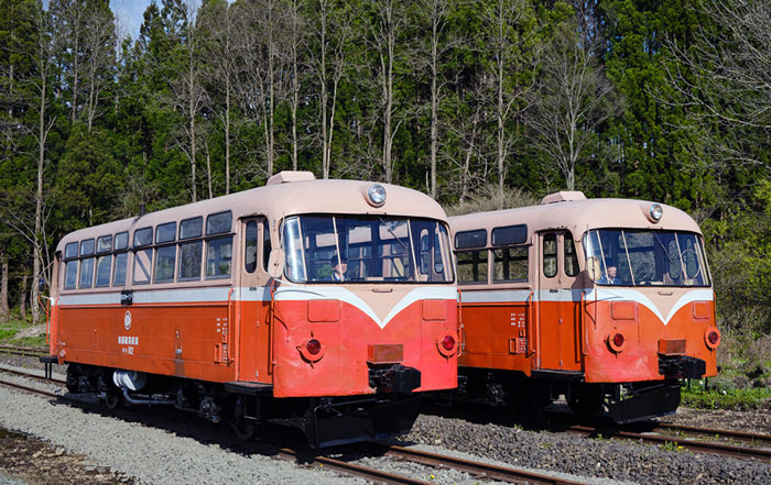 レールバス キハ１０１とキハ１０２