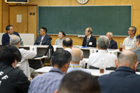 シンポジウム レールバスはみんなの宝
左からコーディネーター 高嶋修一
南部縦貫レールバス愛好会星野正博さん
南部縦貫鉄道元社員 四戸一枝さん