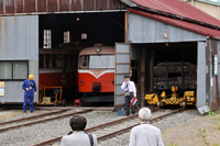 愛好会の小川清之さんが
解説をしながら車両を出します