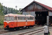 機関庫４番線からから出てきた
レールバス キハ１０２