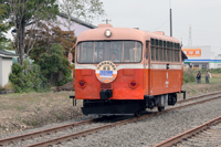 １番線に向かうキハ１０２
記念のヘッドマーク付きです