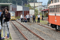 キハ１０１の入線を
待つ人たち