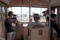 地元テレビ局の取材を受けつつ
元の駅構内へと戻ります